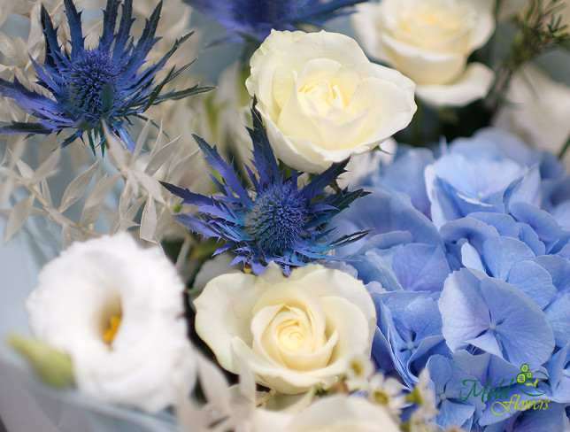 Buchet de hortensie albastră, trandafir alb, eustoma, anthurium și eringium foto